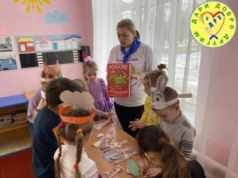 Волонтеры из СРЦ подарили праздник малышам Верхнемакеевки