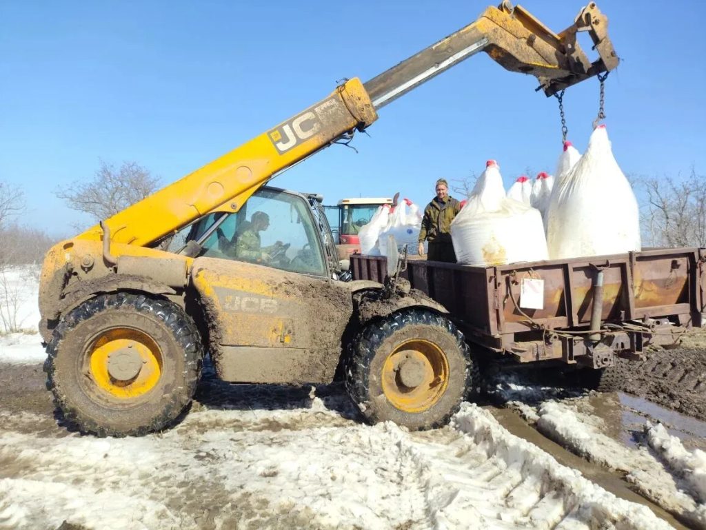 В отделении «Рассвет» ГК «Светлый» подкормили уже 3664 гектаров озимой пшеницы