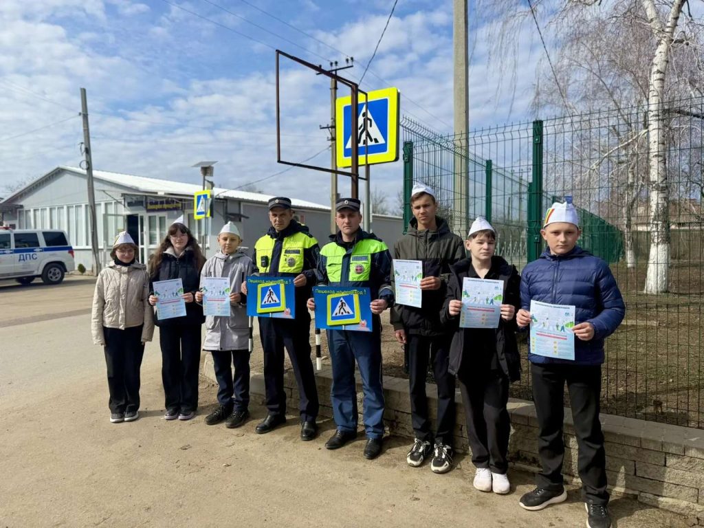 Кашарские школьники и Госавтоинспекция напомнили пешеходам и водителям о безопасности на дороге