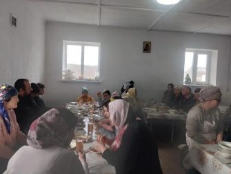 За одним столом после молитвы