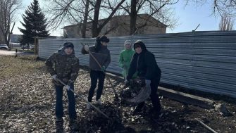 Сотрудники центра внешкольной работы присоединились к месячнику чистоты