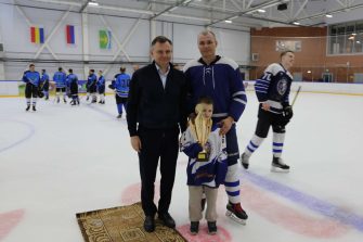 Как каменские хоккеисты взяли Кубок губернатора и подарили телевизор детям