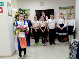 Первомайские школьники поздравили получателей социальных услуг с 8 Марта