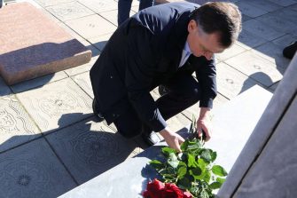 Губернатор Ростовской области возложил цветы к мемориалу в Кашарском районе