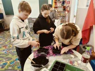 Как пономаревские школьники готовят клумбы для памятника