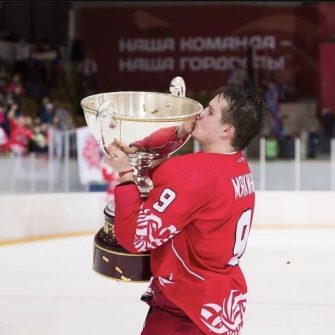 На ледовой арене «Светлый» прошел мастер-класс с Василием Мякининым