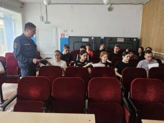 Кашарским одиннадцатиклассникам рассказали о профессии пожарного и обучении в вузах МЧС