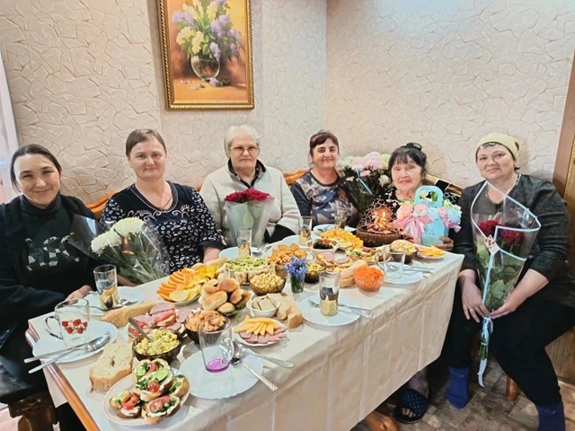 Соцработники ОСО № 8 из Пономарева поздравили с 75-летием К.Ф. Козыреву