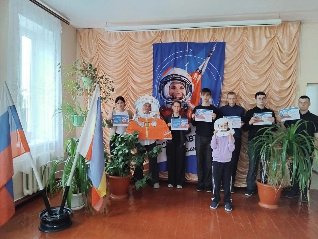 Киевские библиотекари подарили хутору «Улыбку Гагарина»