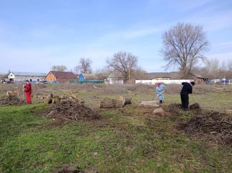 В Киевском поселении общими силами навели порядок на улице Солнечной