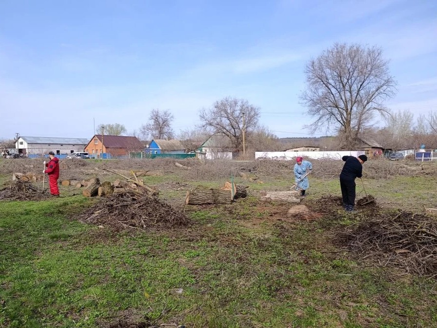 В Киевском поселении общими силами навели порядок на улице Солнечной