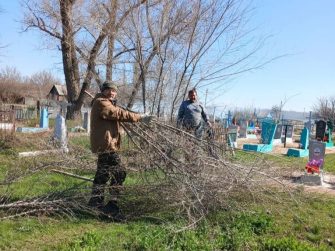 В Рожке и Вишнёвке навели порядок на кладбищах
