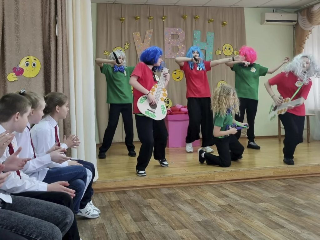 Жюри с трудом определило победителя КВН между командами «Веснушки» и «H₂ВО»