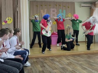 Жюри с трудом определило победителя КВН между командами «Веснушки» и «H₂ВО»