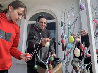 На территории храма Архангела Михаила украшают «Пасхальное дерево»