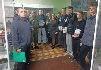 Будущие защитники Родины посетили музей Кашарского района