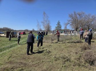 Жители Верхнегреково и Шалаевки вместе навели порядок на кладбище