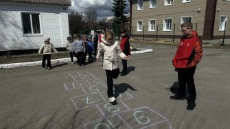 Активисты Движения Первых Центра внешкольной работы Кашарского района провели яркое мероприятие под девизом «Дворовым играм быть!».