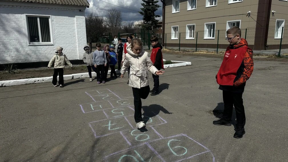 Активисты Движения Первых Центра внешкольной работы Кашарского района провели яркое мероприятие под девизом «Дворовым играм быть!».