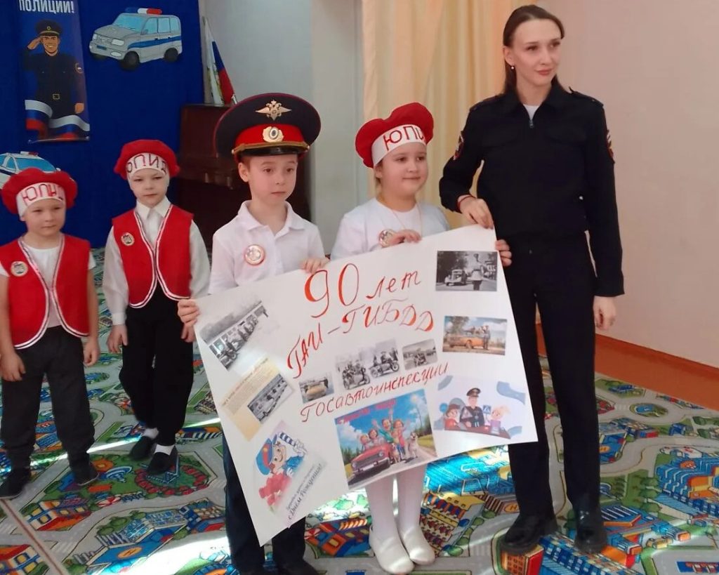 Юные пешеходы вручили открытку кашарской госавтоинспекции