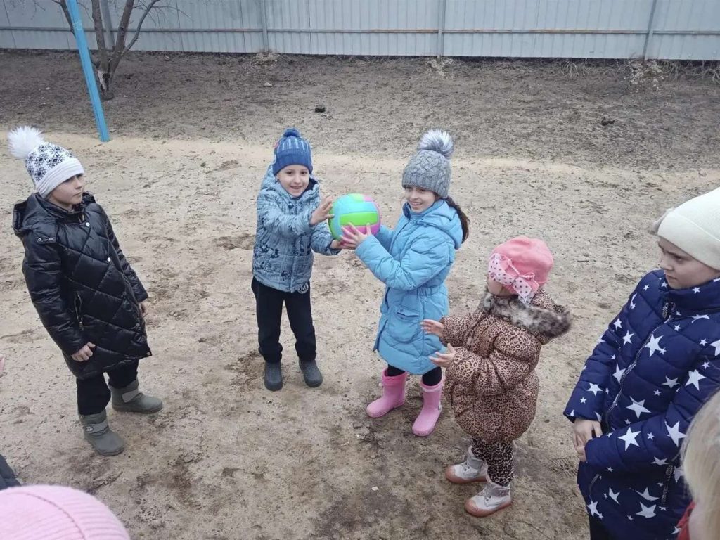 Воспитанники СРЦ Кашарского района играют под открытым небом
