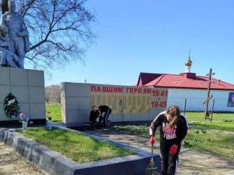 Акция «Дон помнит» объединила жителей села для уборки памятных мест