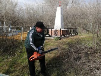 Жители поселка Красный Колос вышли на субботник вместе с администрацией