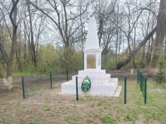 В Ленинском благоустроили территорию памятника героям Великой Отечественной войны