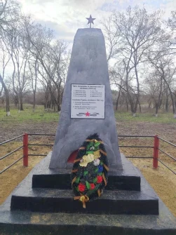 В Сариновке увековечили память героев: на памятнике появилась табличка