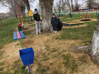 В Сергеевке юные жители сами навели порядок на детской площадке