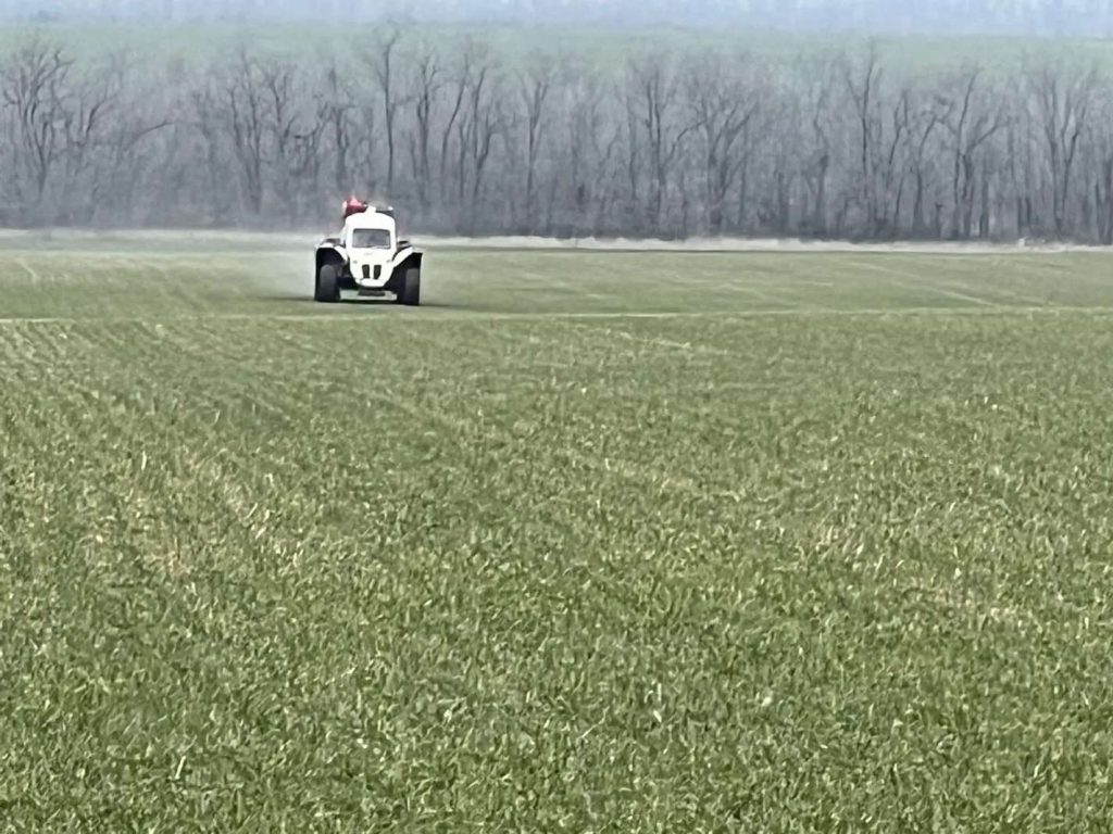 Механизаторы Кашарского района используют погожие дни для внесения азотных удобрений