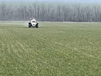 Механизаторы Кашарского района используют погожие дни для внесения азотных удобрений