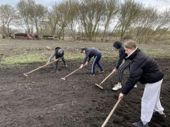 Волонтёры школы в Поповке помогли ветеранам подготовить огород к сезону
