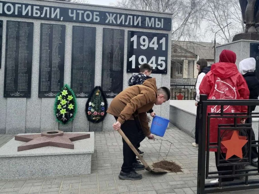 «Движение Первых» Поповской школы ввело традицию еженедельной уборки у братской могилы