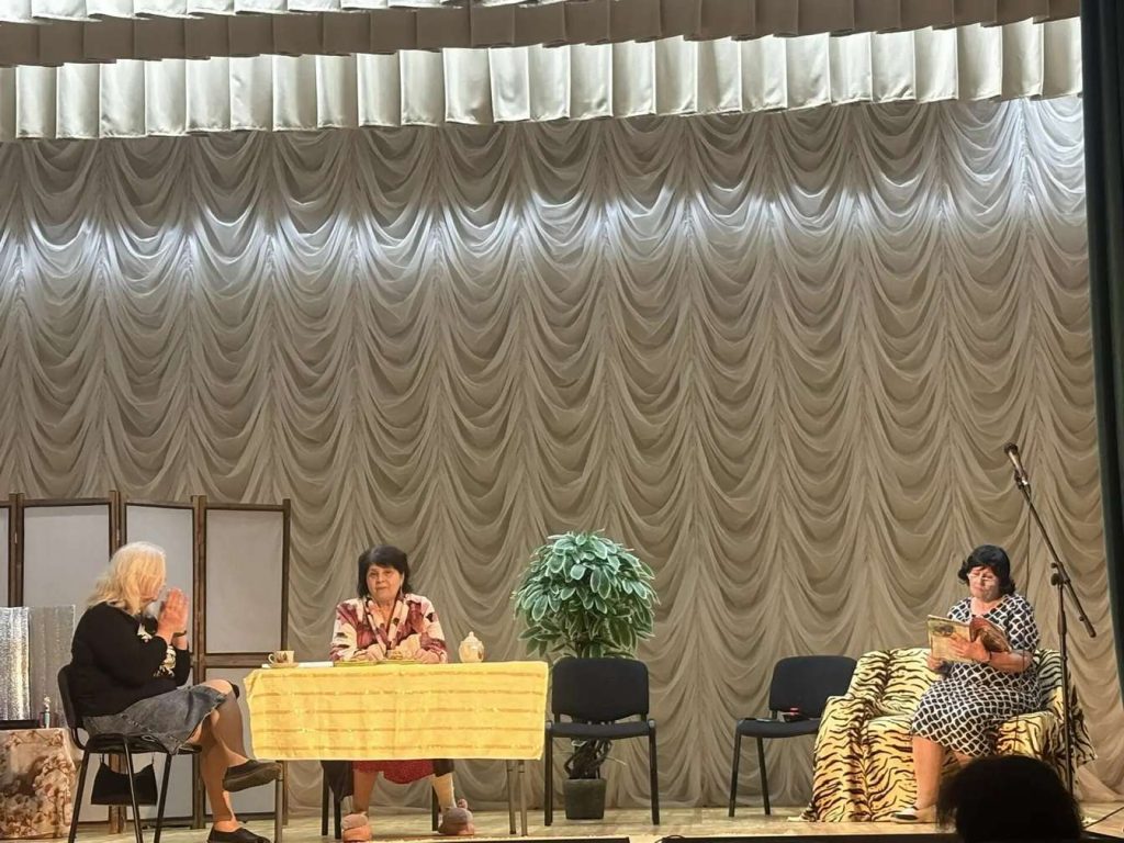 Народный театр «Маска» начал гастроли по району со спектаклем «Три красавицы»