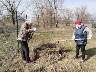 Социальные работники ОСО №4 провели субботник на сельских кладбищах