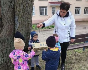 Воспитанники детсада «Тополёк» закрепили правила помощи пернатым
