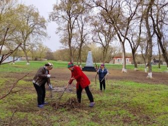 Соцработники ОСО № 4 привели в порядок памятники в Фомино-Свечниковском и Кашарском поселениях