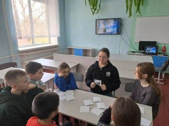 Советник директора Индустриальной школы провела для детей игру ко Дню космонавтики