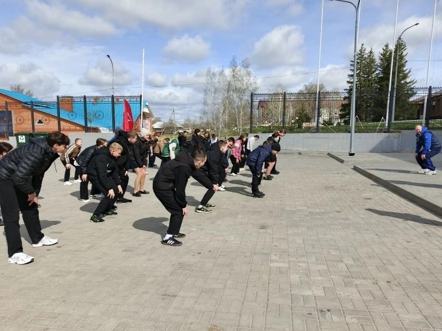 Мастер спорта по хоккею вдохновил ребят на спорт
